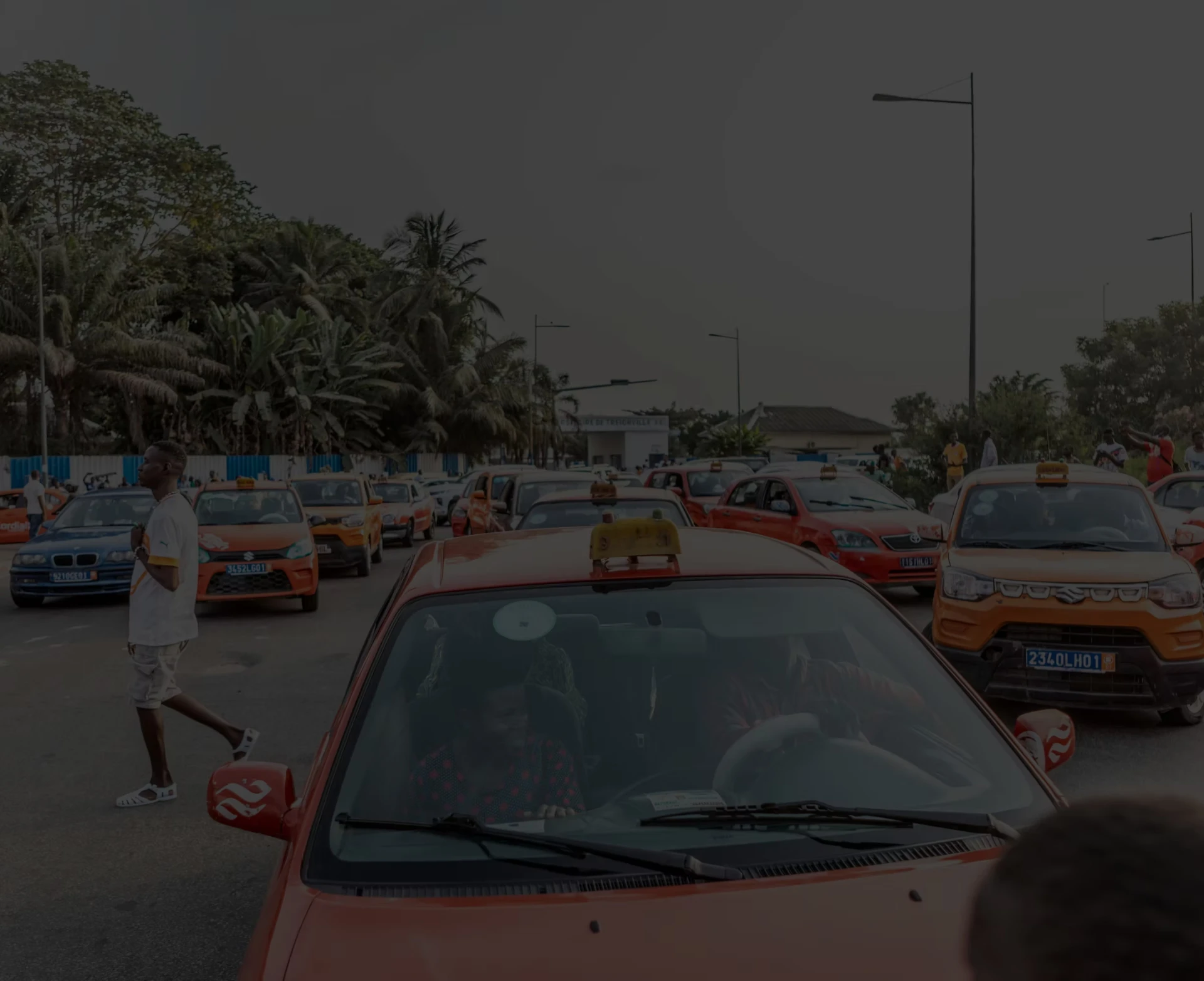 Circulation de taxis à Abidjan, Côte d'Ivoire